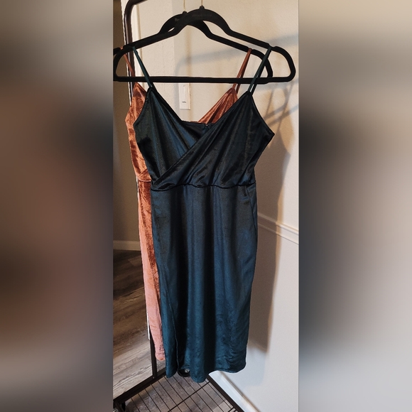 Lulu's Dark Green Velvet Wrap Spaghetti Strap Midi Dress Women's Medium - Picture 2 of 6